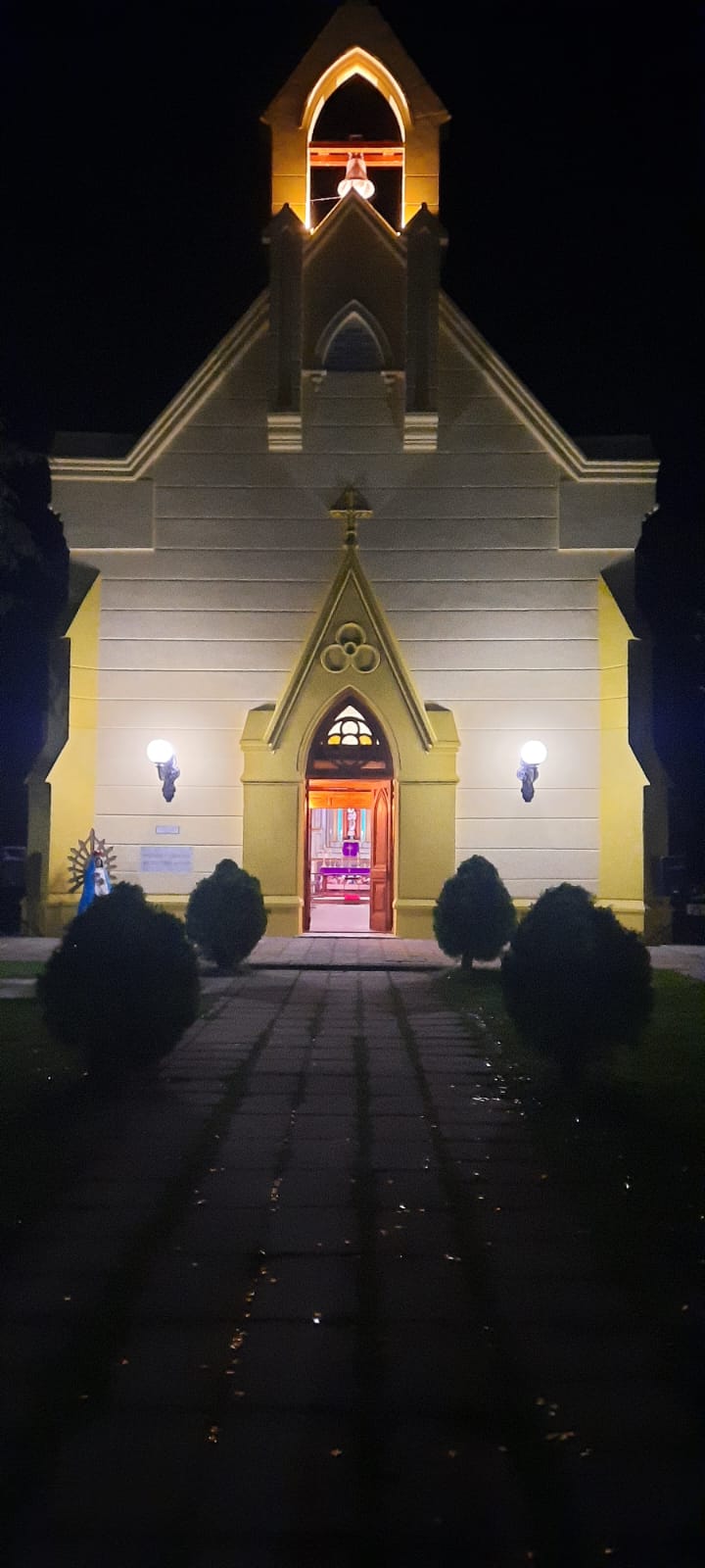 frente de la iglesia renovado, vista nocturna