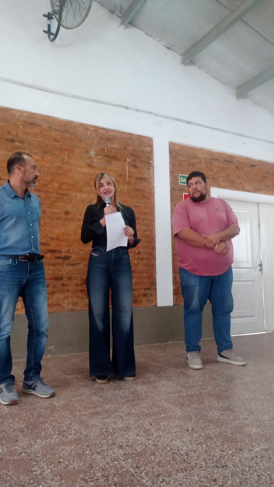 Intendenta Fassi entregando comederos y bebederos